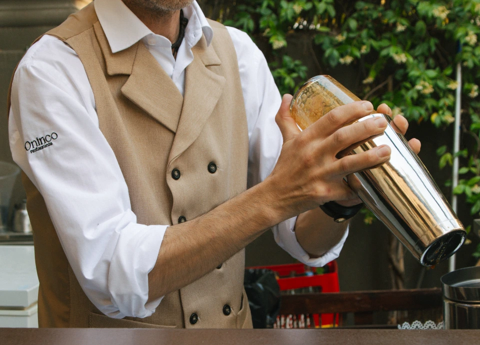 coctelero preparando un coctail